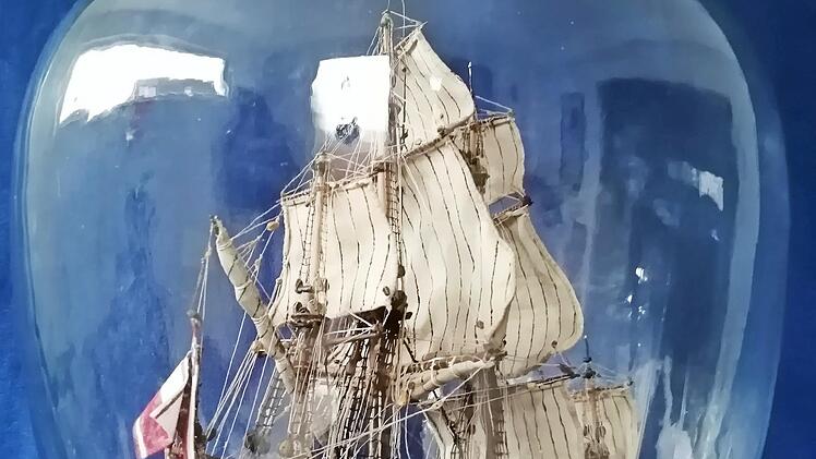 Mit diesem Schiff h&auml;lt Matthias Schultz den Weltrekord f&uuml;r das gr&ouml;&szlig;te freischwebende Buddelschiff.