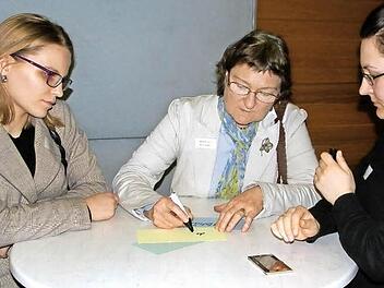 ICornelia Rauh, Christa Büttner und Ina Dick sammelten gemeinsam Ideen zur Energiewende. Foto: Rainer Fritsch