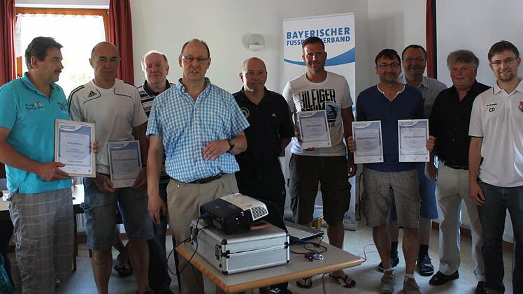Kreisspielleiter Manfred Neumeiser (Vierter von links) zeichnet die Meister und Aufsteiger aus.