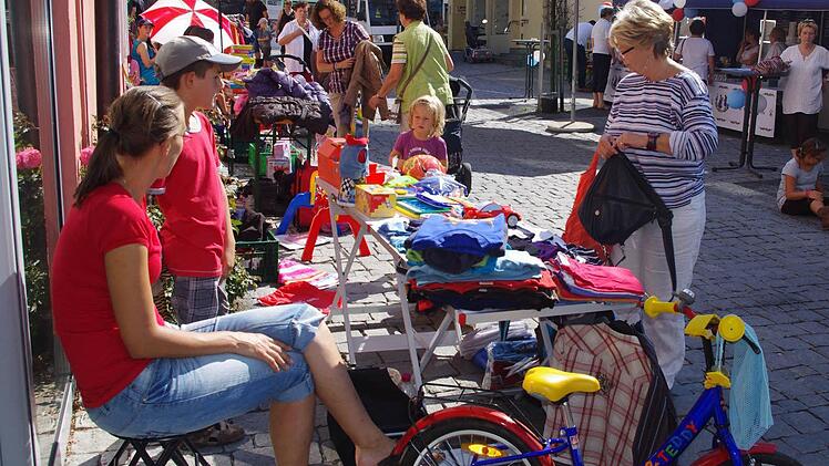 Die Kinder boten ihre Schätze auf einem bunten Kinderflohmarkt in der Rosenau an. Foto: Heike Schülein