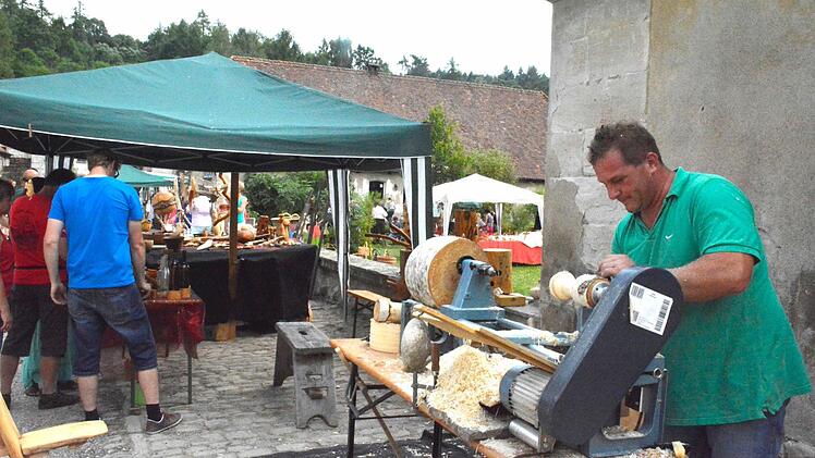 An diesem Stand aus Ermershausen wurden Holzarbeiten hergestellt. Foto: Gerhard Schmidt