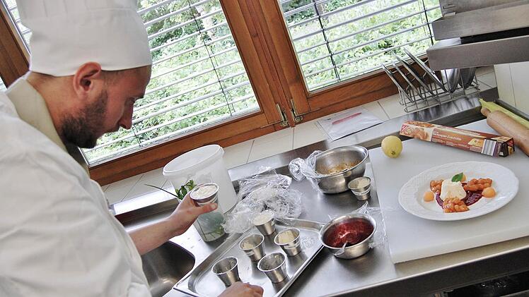 Johannes Hönig (22), Koch-Azubi im Gasthof Düring in Saal an der Saale, beim Zubereiten seiner Desserts. Foto: Sigismund von Dobschütz