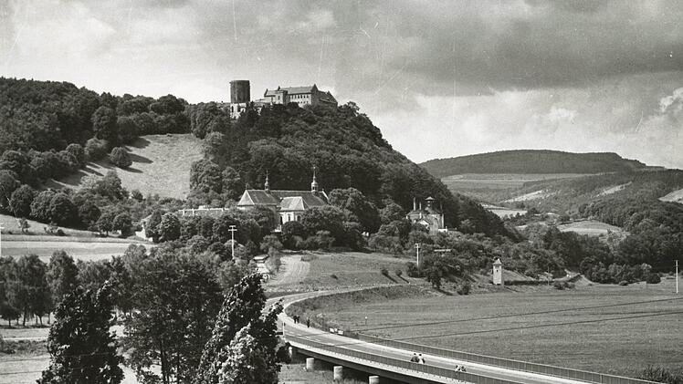 So viel Verkehr wie heute rollte Ende der 1950er Jahre noch nicht über die Saalebrücke. Die Lagerbergkreuzung und die heutige Lagerbergstraße gab es damals auch noch nicht, wie das alte Foto zeigt. Foto: Hedi Hepperlin/Archiv Josef Kirchner