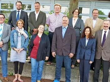 Die Schulleiter und Stellvertreter mit den Vertretern des Schulamts und des Personalrats Foto: Lothar Weidner