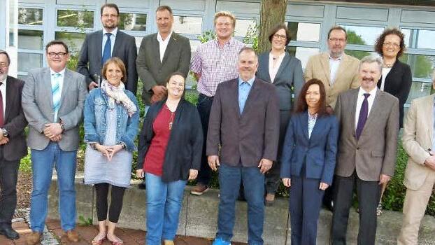 Die Schulleiter und Stellvertreter mit den Vertretern des Schulamts und des Personalrats Foto: Lothar Weidner