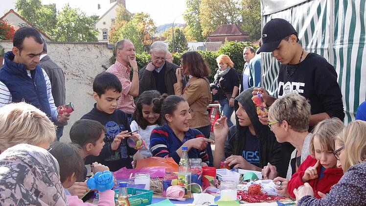 Alle zusammen: In der Bastelrunde verständigten sich die Kinder in ganz verschiedenen Sprachen.
