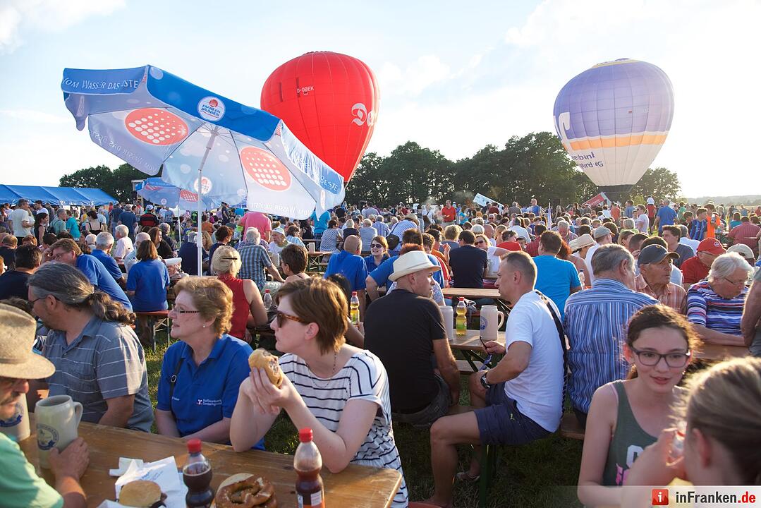 Jubiläumsausgabe: Zum 20. Mal hat die Raiffeisenbank Seebachgrund zu ihrem Ballonmeeting nach Hannberg eingeladen. Mehr als 2000 Menschen waren gekommen.