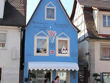 Das schmale, blaue Haus in der N&uuml;rnberger Stra&szlig;e hat einen neuen Anstrich erhalten.  Foto: Selina J&ouml;rgensen