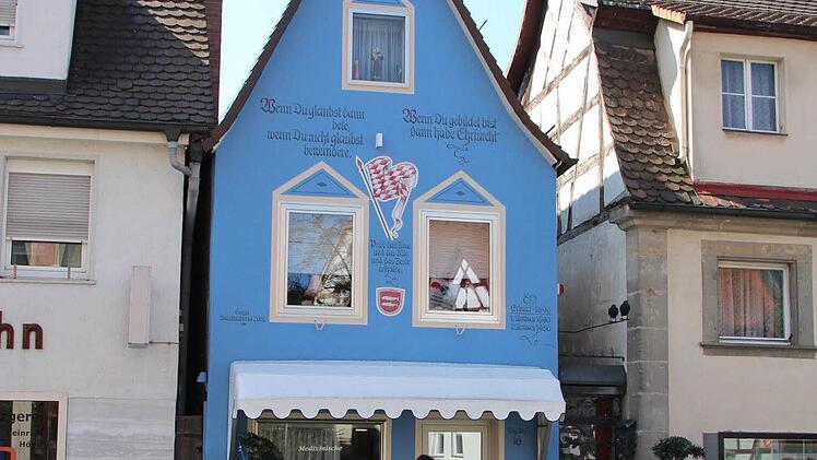Das schmale, blaue Haus in der N&uuml;rnberger Stra&szlig;e hat einen neuen Anstrich erhalten.  Foto: Selina J&ouml;rgensen