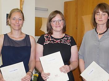 Die besten Absolventinnen sind (von links) Christina Werner, Christiane Hückl und Silke Schaab.  Foto: Marion Eckert