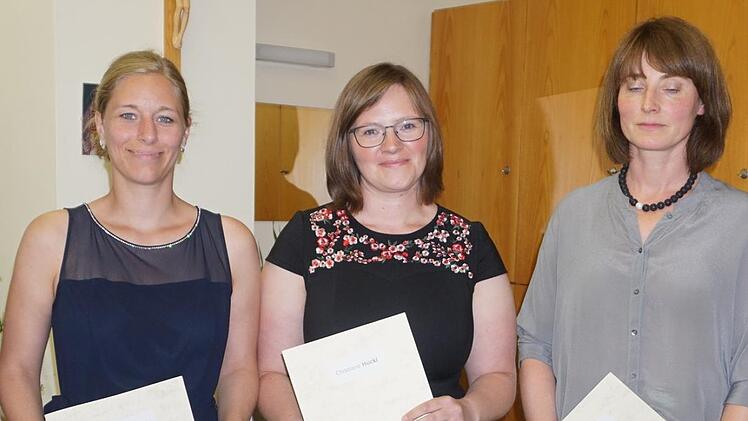 Die besten Absolventinnen sind (von links) Christina Werner, Christiane Hückl und Silke Schaab.  Foto: Marion Eckert