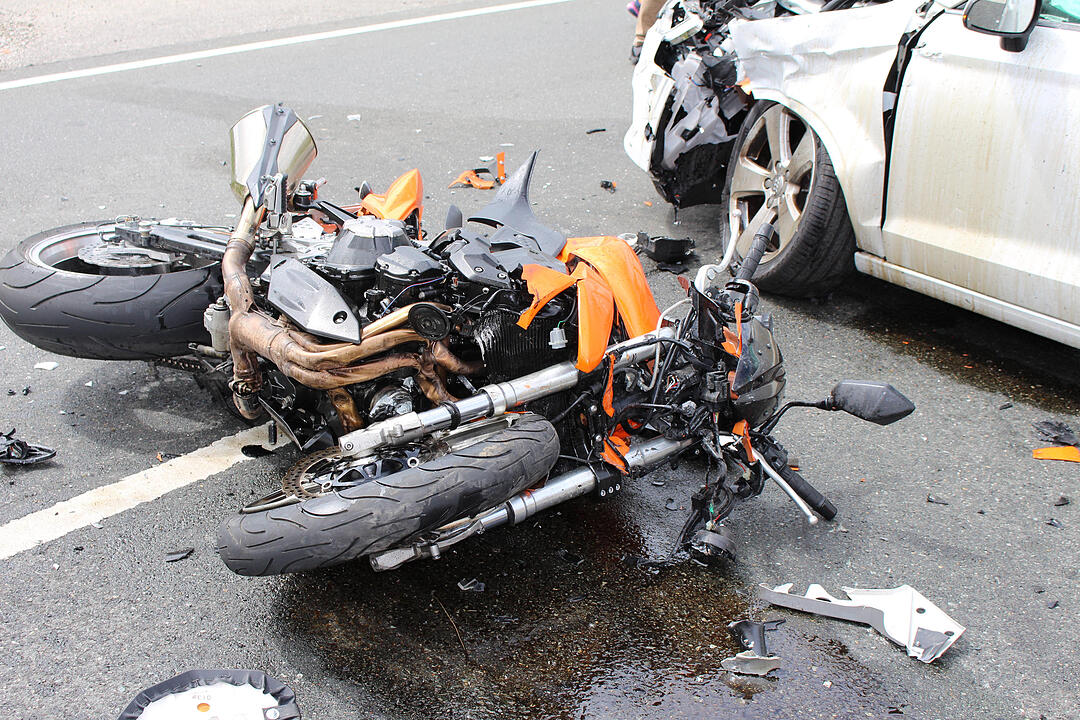 Kreis Neustadt/Aisch: Motorrad kracht ungebremst in Audi – 28-Jähriger stirbt