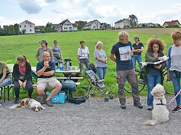 Hundeführerschein bestanden, hieß es in Rödelmaier durch die Prüferin Nadia Winter, die mit der Hundebesitzerin Gerlinde Mack und Andreas Pfister noch ein Abschlussgespräch führt.  Foto: Hanns Friedrich