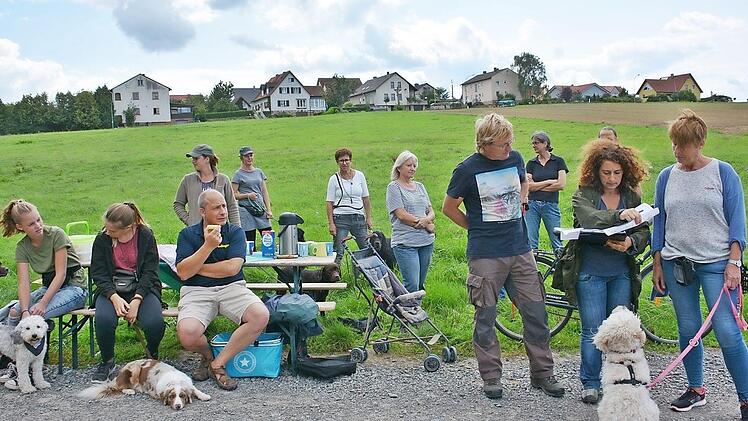 Hundeführerschein bestanden, hieß es in Rödelmaier durch die Prüferin Nadia Winter, die mit der Hundebesitzerin Gerlinde Mack und Andreas Pfister noch ein Abschlussgespräch führt.  Foto: Hanns Friedrich