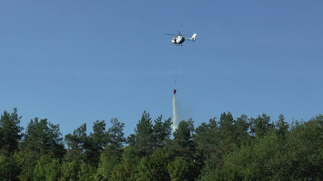 Waldbrand im Kreis Haßberge: Feuerwehr kämpft mit Großaufgebot gegen die Flammen