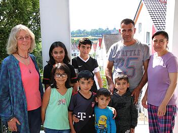 Khalel Qaisar mit seiner Frau und seinen sechs Kindern in der dezentralen Unterkunft in Memmelsdorf. Heidemarie Groß (links) kümmert sich als ehrenamtliche Helferin um die Integration.  Khalel Qaisar nimmt an einer Umschulung zum Staplerfahrer teil.  Foto: Sebastian Schanz