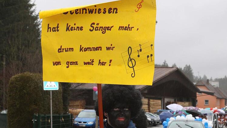Da es in Steinwiesen keine Sänger mehr gibt, wurden welche von weit her eingeflogen.