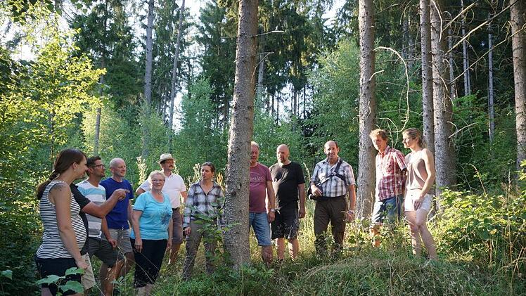 Die Zukunft des Waldes und eine gesunde Entwicklung liegen den Oberleichtersbacher Gemeinderäten    am Herzen. Beim Waldbegang machten sie  sich ein Bild vom Zustand des Waldes und vom Waldumbau.  Marion Eckert