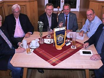 Lions-Club-Präsident Dr. Uwe Fischer (von links) mit Gründungspräsident Bernd Kraus, Gerhard Sievert, Walter Mackert, Volker Hamann und Johannes Morhard. Foto: Matthias Einwag