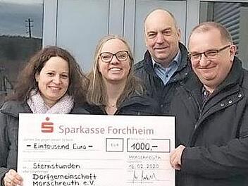 Carina Hetz (Kassiererin), Tanja Weikert (Schriftf&uuml;hrerin), Ewald K&ouml;lmel (Zweiter Vorsitzender) und Vorsitzender Hans Heckel (v.&nbsp;l.) mit dem Spendenscheck Foto: privat