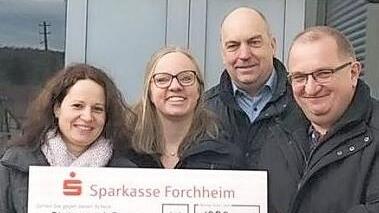 Carina Hetz (Kassiererin), Tanja Weikert (Schriftf&uuml;hrerin), Ewald K&ouml;lmel (Zweiter Vorsitzender) und Vorsitzender Hans Heckel (v.&nbsp;l.) mit dem Spendenscheck Foto: privat