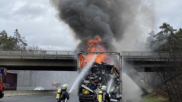 Lastwagen Anh&auml;nger mit Elektroschrott in Vollbrand
