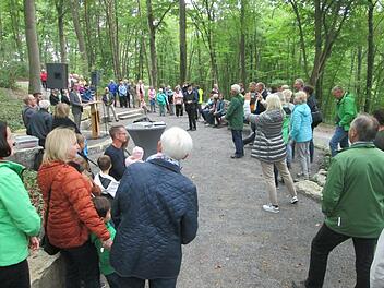 Die offizielle Übergabe der Wald-Ruhestätte stieß bei den Fuchsstädter Bürgern auf großes Interesse und viel Zustimmung.