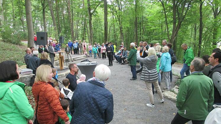 Die offizielle Übergabe der Wald-Ruhestätte stieß bei den Fuchsstädter Bürgern auf großes Interesse und viel Zustimmung.