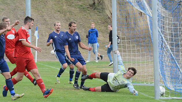 Jetzt schl&auml;gt es im Kasten der DJK Schondra ein: David B&ouml;hms (links) Kopfball ist f&uuml;r DJK-Keeper Frederik Schumm  nicht zu erreichen und die Mitspieler vom SV Aura setzen schon zum Torjubel an. Unhaltbar abgef&auml;lscht hatte Peter Leitsch. Der Gast a...