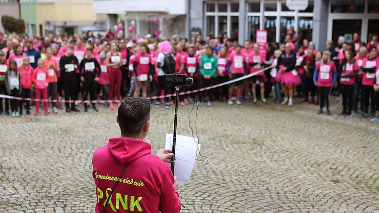 Am Start zum Pinklauf herrschte großer Andrang. Fast 1000 Menschen hatten sich angemeldet. Foto: Kerstin Junker