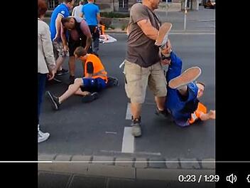 N&uuml;rnberg: Video zeigt Gewalt gegen "Letzte Generation" - Autofahrer rasten aus