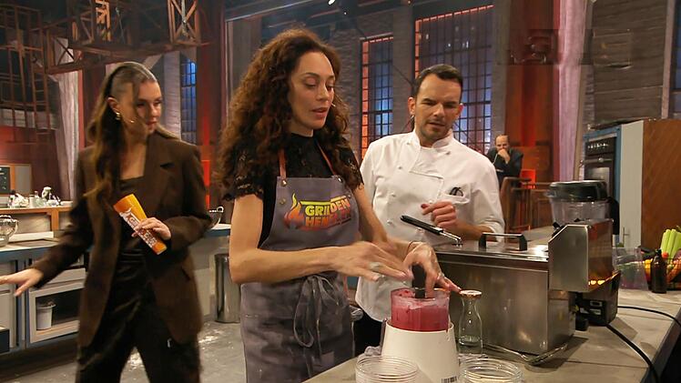 Erfolgreiche Chaos-Queen: Obwohl in ihrer K&uuml;che Ausnahmezustand herrschte, schlug Lilly Becker (Mitte) Steffen Henssler in der Nachspeise - da staunte auch Laura Wontorra nicht schlecht.