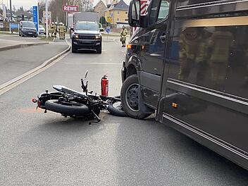 Kreis Hof: &Uuml;berholman&ouml;ver geht schief - Mopedfahrer kracht gegen Lieferwagen
