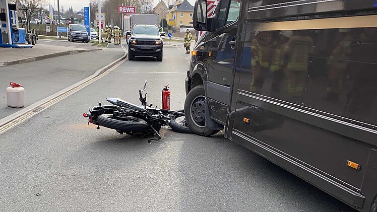 Kreis Hof: &Uuml;berholman&ouml;ver geht schief - Mopedfahrer kracht gegen Lieferwagen