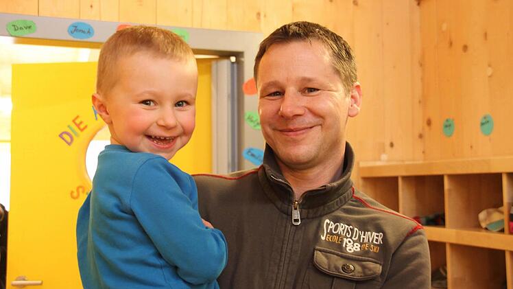 Torsten König und Sohn Lenny freuen sich über das Angebot im Wiesenbronner Kindergarten.