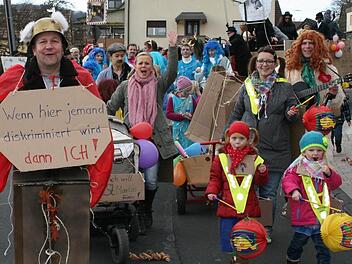 Bunt und fröhlich ging es beim Faschingszug in Oehrberg zu. Fotos: Sell