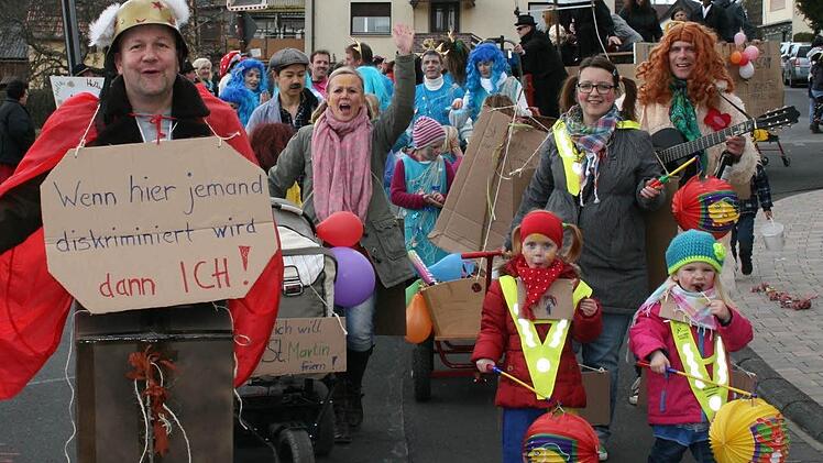 Bunt und fröhlich ging es beim Faschingszug in Oehrberg zu. Fotos: Sell