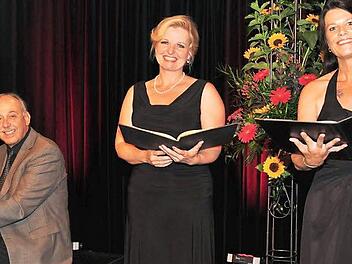 Jutta Schubert-Friese, Elke Kottmair und Michael Lörzer (von rechts) bezauberten ihr Publikum bei einem Konzert in der Rathaushalle in Haßfurt mit Duetten von Felix Mendelssohn-Bartholdy. Foto: Ulrike Langer