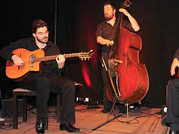 Ein Jazzkonzert der Extraklasse erlebte das Publikum in Haßfurt, als das Joscho Stephan Trio auftrat. Unser Bild zeigt (von links) den brillanten Gypsy-Swing-Gitarristen Joscho Stephan und seine Begleiter Volker Kamp (Bass) und Günter Stephan (Rhythmusgitarre).  Foto: Ulrike Langer