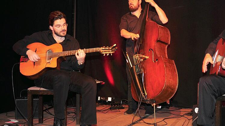 Ein Jazzkonzert der Extraklasse erlebte das Publikum in Haßfurt, als das Joscho Stephan Trio auftrat. Unser Bild zeigt (von links) den brillanten Gypsy-Swing-Gitarristen Joscho Stephan und seine Begleiter Volker Kamp (Bass) und Günter Stephan (Rhythmusgitarre).  Foto: Ulrike Langer