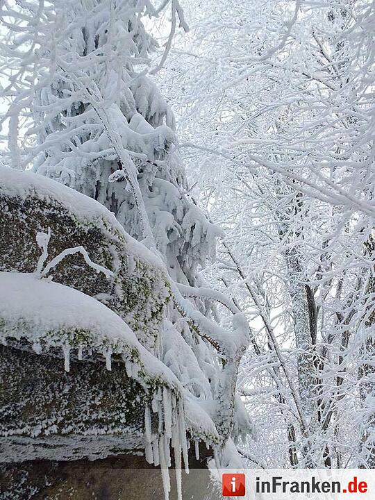 Auf der Schüssel auf dem höchsten Felsen des Waldsteins im Fichtelgebirge