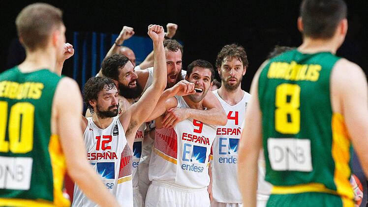 Renaldas Seibutis (Nr. 10) und Jonas Maciulis müssen den feiernden Spaniern zusehen. Foto: Yoan Valat/dpa