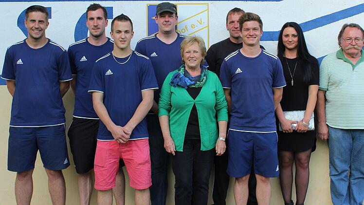 Auf der Saisonabschlussfeier des ASC Eyrichshof wurden geehrt (von links): Martin Göke (SL) Sebastian Derra, Carlo Heim, Markus Krell, Christiane Müller, Klaus Steinrichter, Martin Suhr, Sini Hildgartner und Toni Welsch  Foto: Wolfgang Dietz