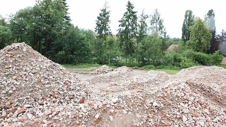 Noch ist eine Schutthalde zu sehen. Der freie Platz wird neu gestaltet.  Foto: Friedwald Schedel