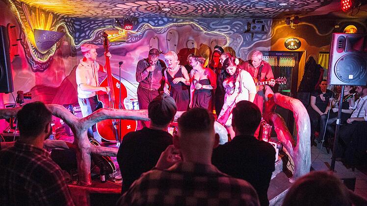 Auch Ladies durften auf die B&uuml;hne um mit den wilden Franzosen den Rock&acute;n Roll gemeinsam zu zelebrieren.