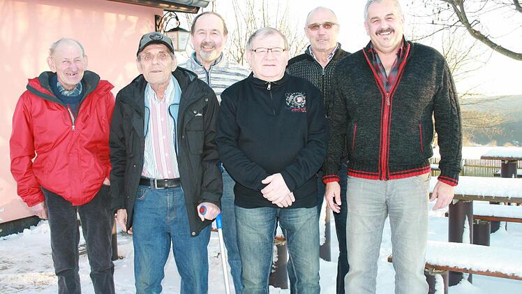 Vorsitzender Egon Kessler (rechts) gratuliert den Jubilaren: Armin Henkel (von links), Karl Markart, Alfred Sell, Rudi Henkel und Hans-Peter Rölling.  Foto: Gabrielle Sell