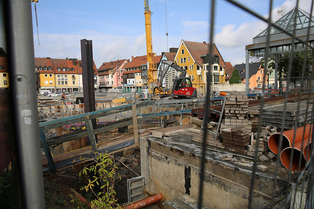Rohrbruch setzt Tiefgarage unter Wasser - THW und Feuerwehr müssen in der Nacht anrücken – Bauarbeiter übernehmen am Morgen die Reinigungsarbeiten – Tiefgarage bleibt für die Öffentlichkeit gesperrt – Ausmaß des Wasserschadens immer noch erkennbar
