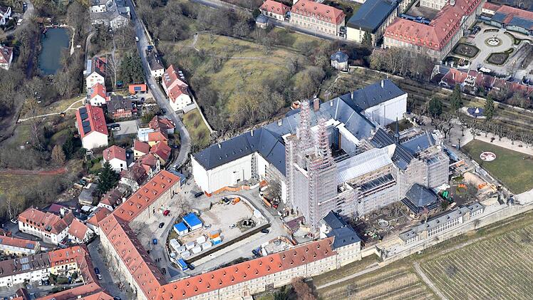 Das Ausmaß der Arbeiten an der Kirche St. Michael zeigt sich von oben.