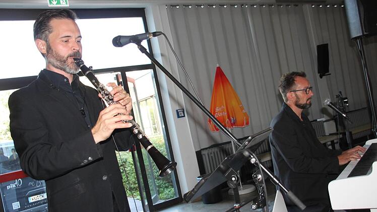 Mit einer witzigen Ode an Landrat Klaus Peter Söllner   überraschten Karsten Friedrich (rechts) und Peter Übelmesser von der Gruppe   "Barfly". Sephan Stöckel