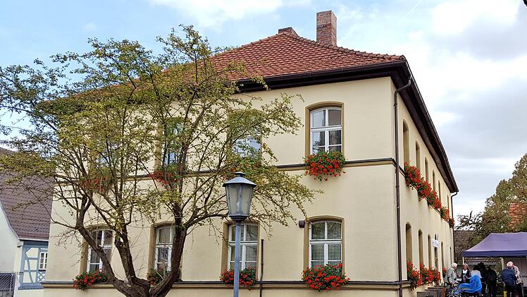 Im Erdgeschoss haben die Jugendlichen und  die Senioren ihre Räume, außerdem hält hier Bürgermeister Klement  Sprechstunden ab. Im Obergeschoss befindet sich ein Trauzimmer. Dieter Britz